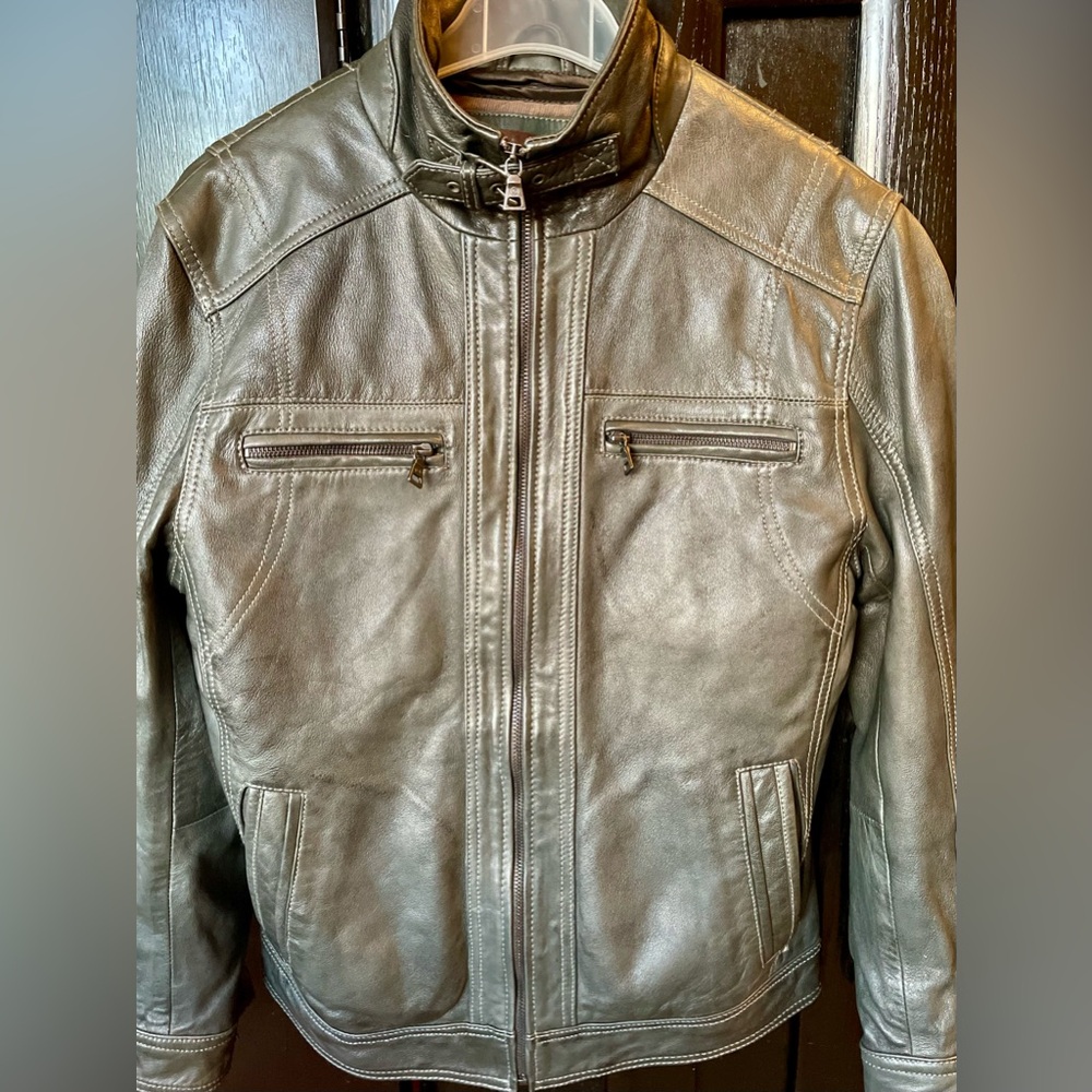 DANIER Ladies Green Leather Jacket with zippered pockets and removable lining